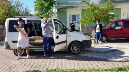 Fırıncılar hem ekmek sattı, hem de vatandaşlara müzik dinletti