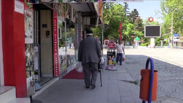 Akşehir’de 65 yaş üzeri vatandaşlar güneşli havanın tadını çıkardı