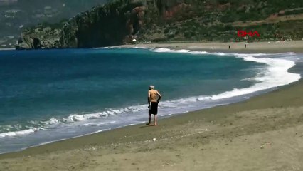 Yasağa rağmen çırılçıplak denize girdi