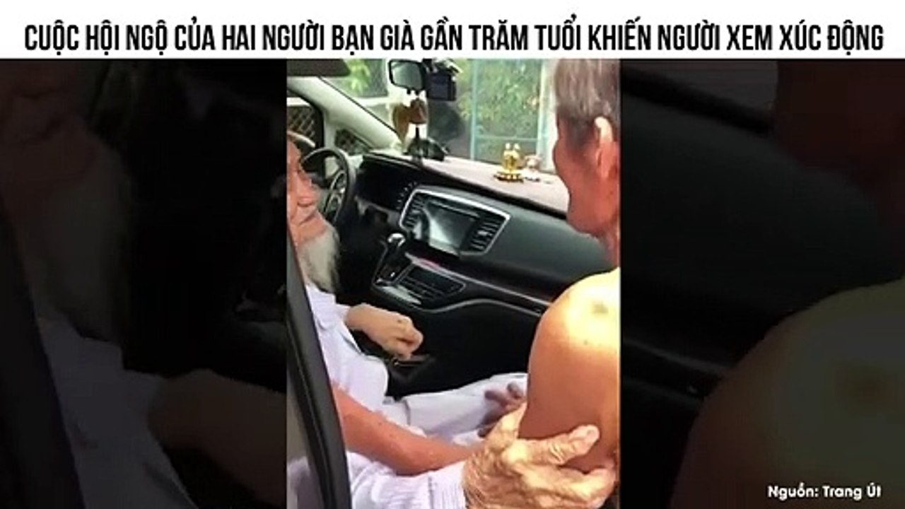 Cuộc hội ngộ của hai người bạn già gần trăm tuổi khiến người xem xúc động hai người bạn già gần trăm tuổi khiến người xem xúc động