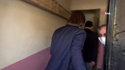 Hayatında ilk kez çiçek alan anne gözyaşlarını tutamadı