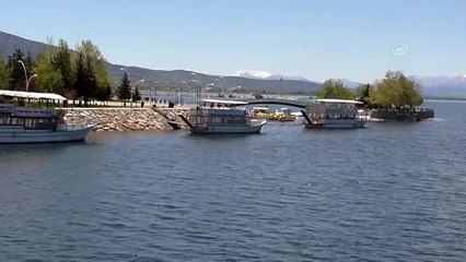Beyşehir'de yaşlılar soluğu göl kenarında ve Aşk Adası'nda aldı