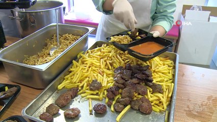 Evlerinden çıkamayan vatandaşlara sıcak iftarlık