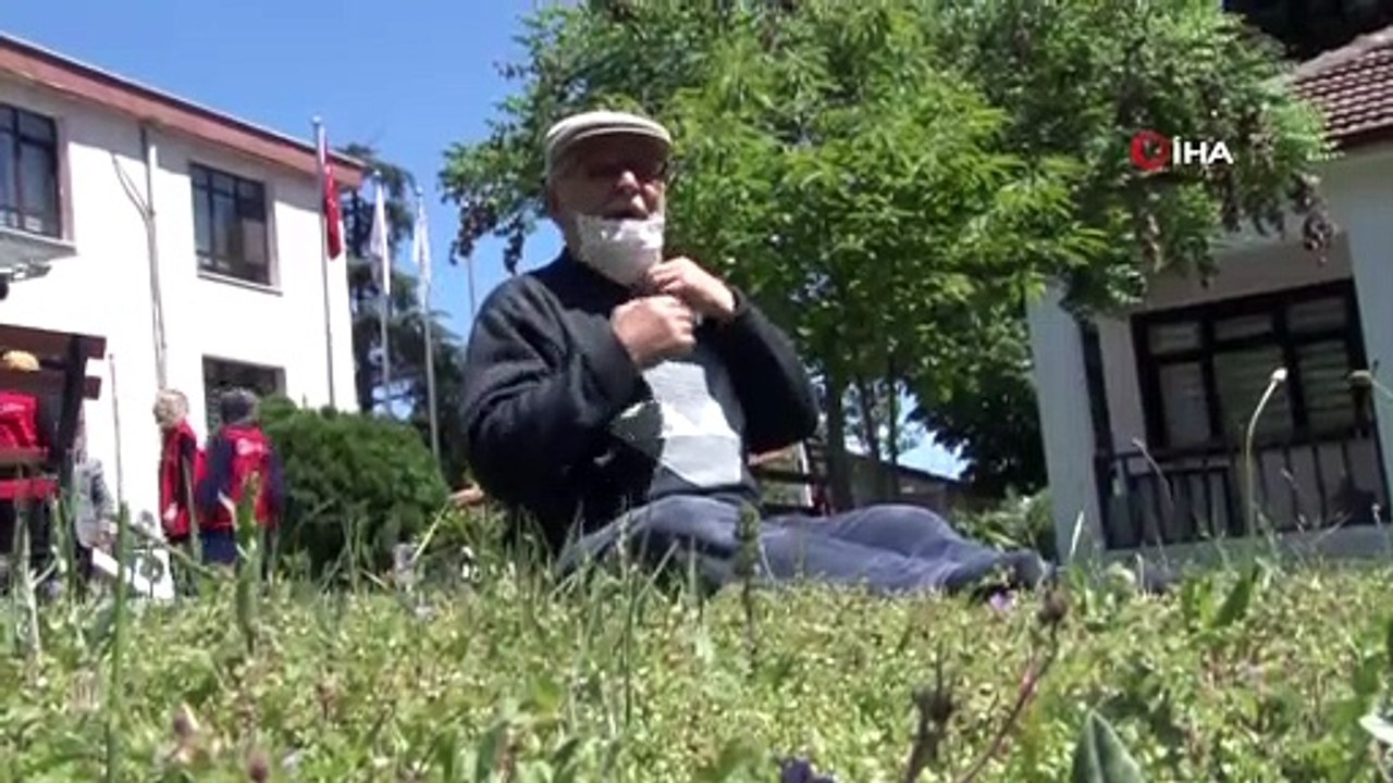 Sokağa çıkar çıkmaz kendini çimenlere atarak gazetecilere şiir okudu