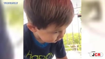 Mujer quiere que acabe la cuarentena y su hijo la consuela pidiéndole que se calme