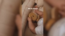 Laura Escanes muestra cómo su hija juega con figuras de madera