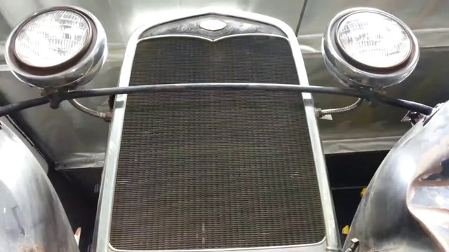 Il fait la vidange d'une voiture de collection après 50 ans sans changer l'huile