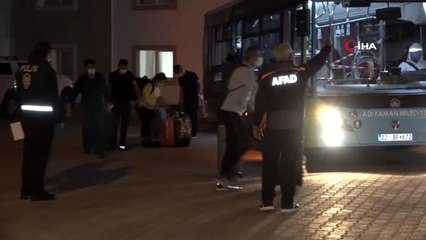 Cezayir'den gelen Türk vatandaşları karanfille karşılandı