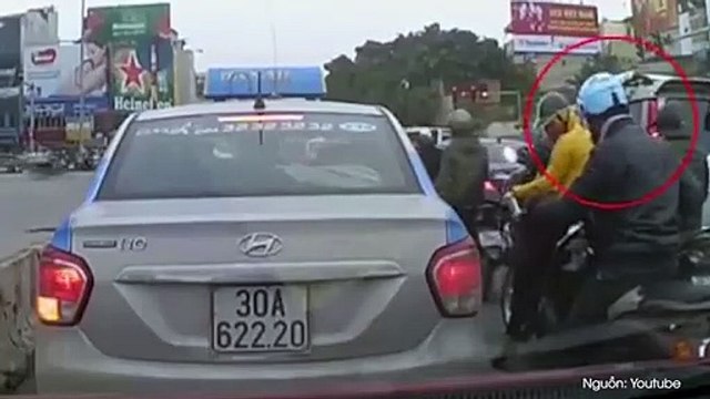 Clip gây sốc: Nhóm cướp giật thản nhiên dàn cảnh trộm cắp giữa lòng Thủ đô Hà Nội