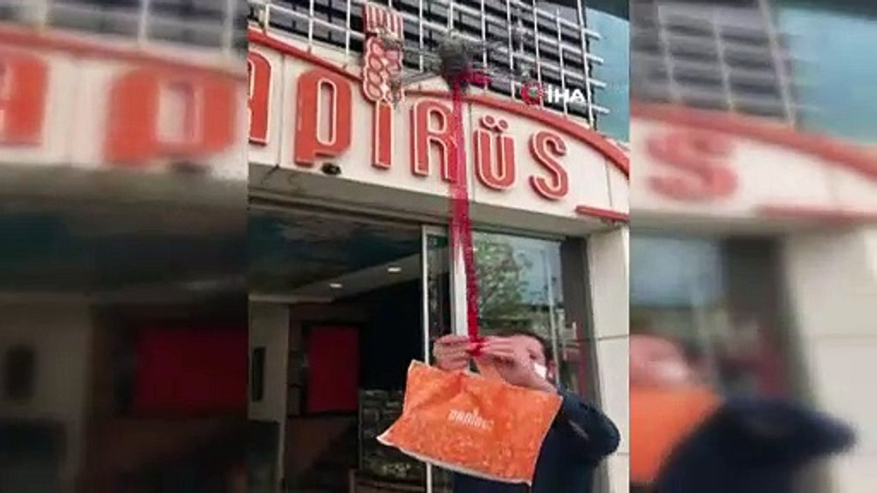 Dışarı çıkamadı, annesi için drone ile pasta sipariş etti