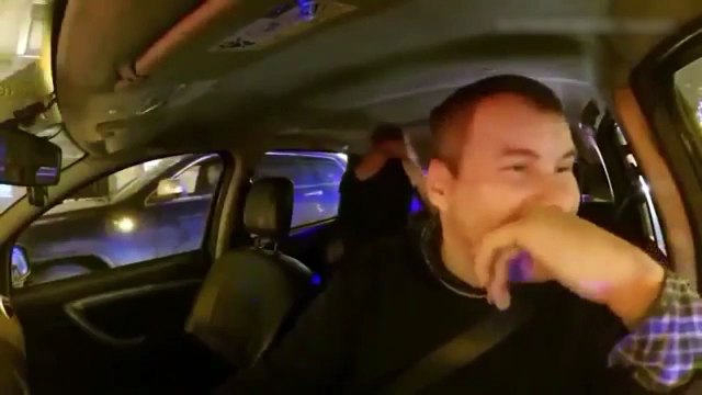 ở ghế sau taxi, bị đuổi vẫn không xuống