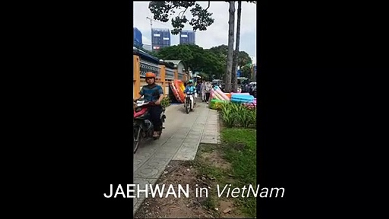 Chạy vù đi mua trà sữa ở Việt Nam, mỹ nam Wanna One ngậm ngùi tay không ra về vì... không qua được đường