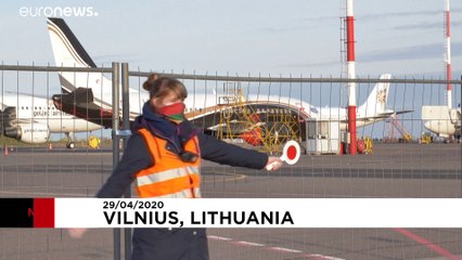 Con las salas de cine cerradas, Lituania convierte su aeropuerto en un 'aerocine'
