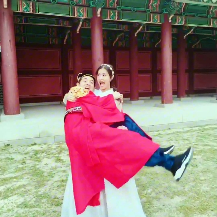 Đông Nhi - Ông Cao Thắng diện trang phục Hàn Quốc đáng yêu