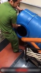 Thanh niên ngáo trốn vào lu