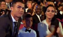 Cristiano Ronaldo hôn bạn gái trước khi lên nhận giải The Best 2017