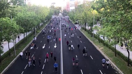 Kısıtlı saatlerde izni olan İspanyollar yürüyüş için sokakları doldurdu