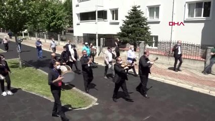 BURSA 65 yaş ve üstü vatandaşlar, orkestra eşliğinde sokakta oynadı