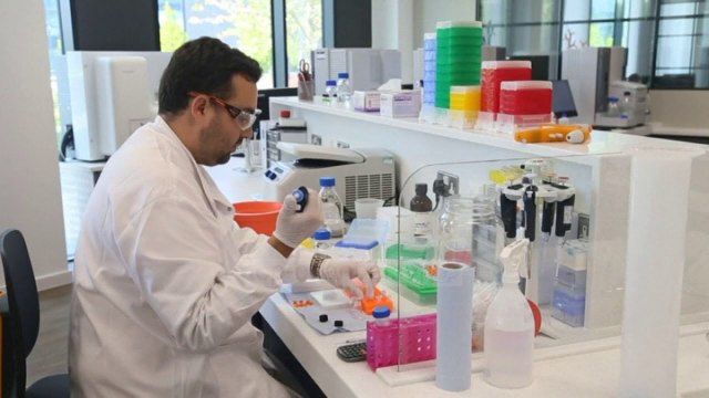 Top News - Karantina në Britani/ 14 ditë izolim kush hyn në vend