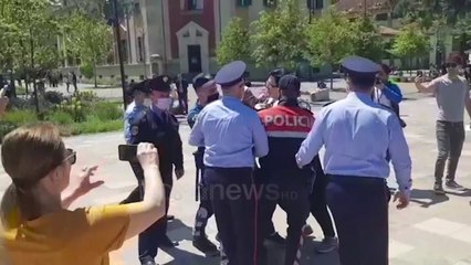 Protesta për Teatrin tek sheshi "Skënderbej" policia tenton ti shpërndajë, shoqëron 2 protestues