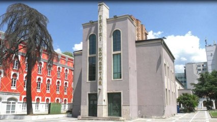 Protesta për Teatrin tek sheshi "Skënderbej" policia tenton ti shpërndajë, shoqëron 2 protestues