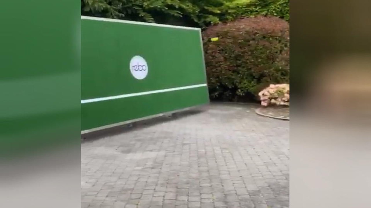 Andy Murray has a hit for the first time in sev...