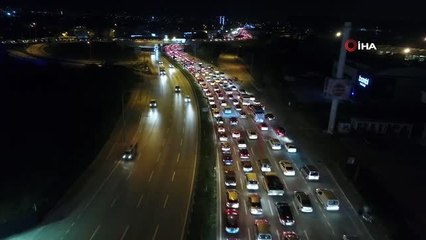Sokağa çıkma kısıtlaması bitti, Bursalılar kilometrelerce araç trafiği oluşturdu