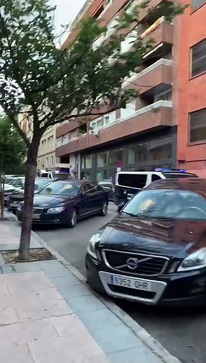¡Quieren acabar con nuestra libertad!: La Policía trata de impedir las caceroladas contra el gobierno en la zona de la calle Núñez de Balboa de Madrid