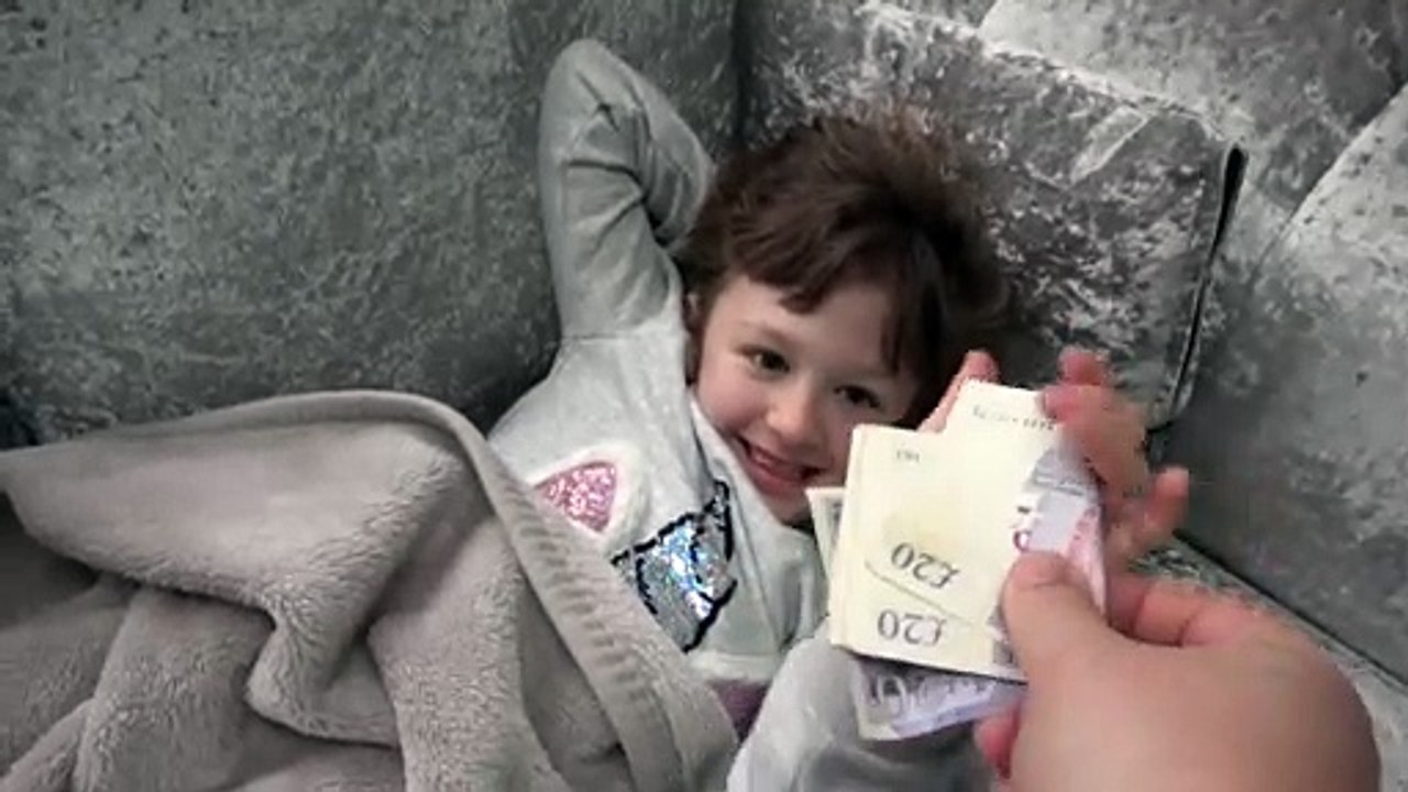 Sophia no Sofá da Sala