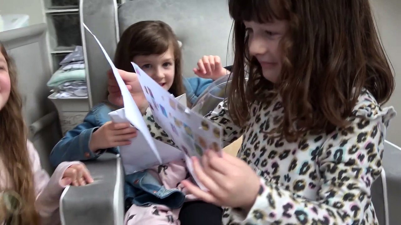 Sophia, Isabella e Alice  Mostrando o Quarto do Bebê e Lendo Cartas