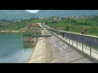 Nënat dhe fëmijët "pushtojnë" liqenin e Farkës, qytetarët pa maska e doreza thyejnë karantinën