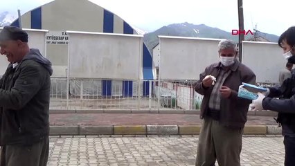 Şırnak'ta, sokağa çıkan 65 yaş ve üzerindekilere polisten maske