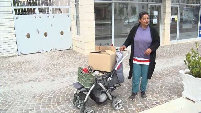 Ora News - Një grua mes “dy luftrash”, 50-vjeçarja sfidon koronavirusin për bukën e gojës