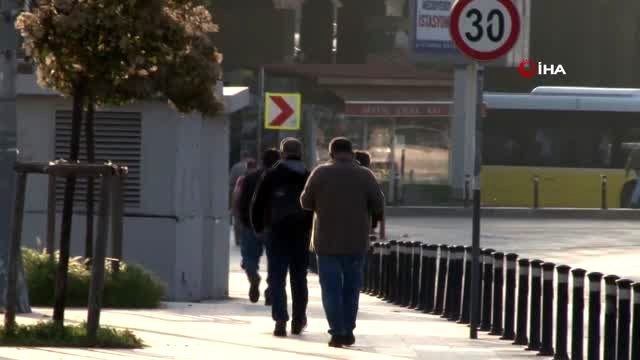 Sokağa çıkma kısıtlaması sonrası işe giden vatandaşlar yollara döküldü