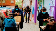 Esto no es la Venezuela chavista sino el barrio español de Aluche: colas inmensas para una bolsa de comida y una barra de pan