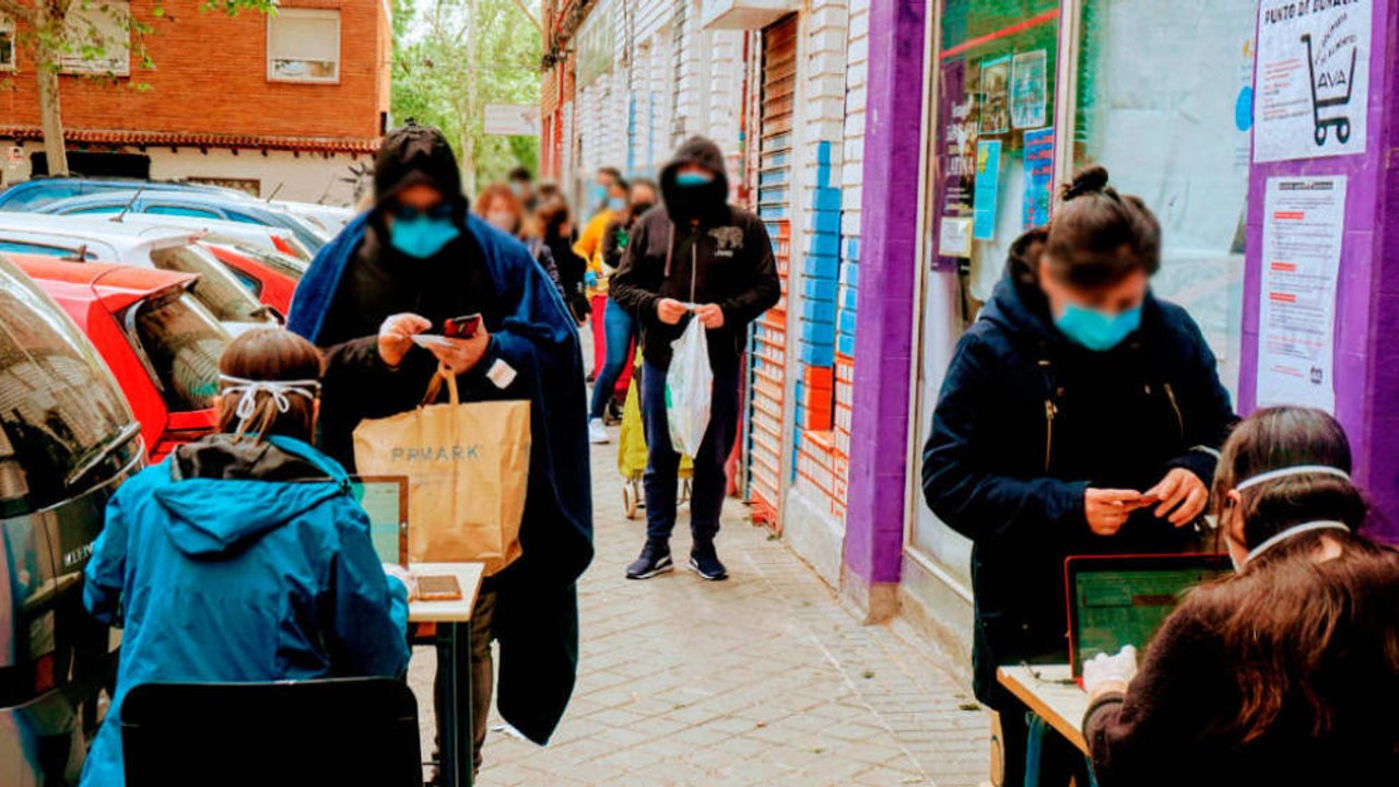 Esto no es la Venezuela chavista sino el barrio español de Aluche: colas inmensas para una bolsa de comida y una barra de pan