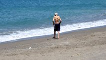 Antalya'da yaşlı adam, sokağa çıkma izni olan saatlerde çırılçıplak denize girdi