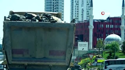 Hafriyat kamyonu E5'te tehlikeye davetiye çıkardı