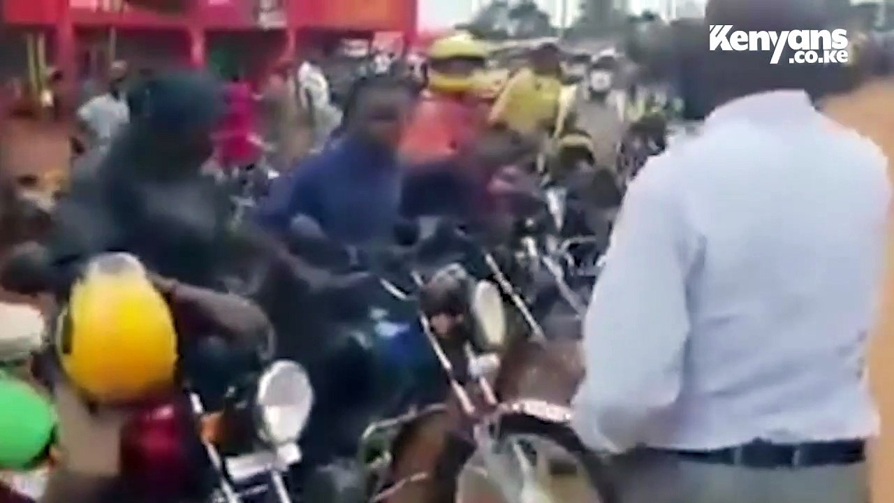 Boni Khalwale distributing money received from DP William Ruto