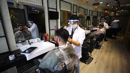 Konyalı berber, yasağın sona ermesinin ardından ilk müşterisini ücretsiz traş etti