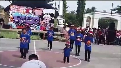 Màn biểu diễn nhảy flashmob quá đỉnh của 8 vũ công nhí
