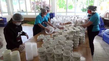 Aşhanede yemekler türkülerle pişiriliyor