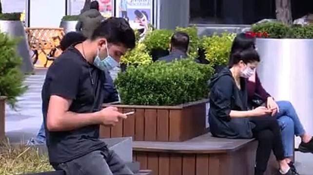 AVM'ler açıldı; sabah saatlerinde alışveriş için kuyruğa girdiler!