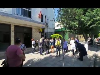 Ora News - Marshim për pagën e luftës, fasonët nga Kuçova në Berat në këmbë për protestë