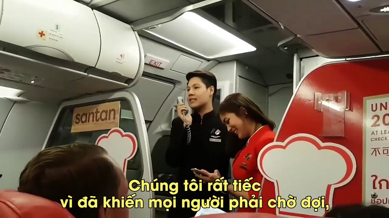 Máy bay bị delay, nữ tiếp viên xinh đẹp ra tay cứu cánh khiến hành khách không thể tức giận