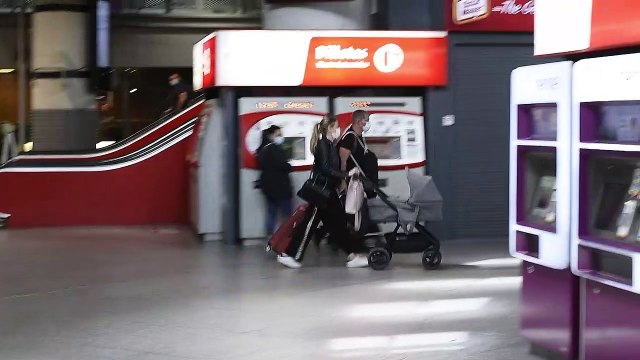 Gustavo González y María Lapiedra llegan a Madrid con su hija Mía