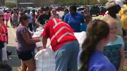 ABD'de aşevleri önünde kilometrelerce kuyruk