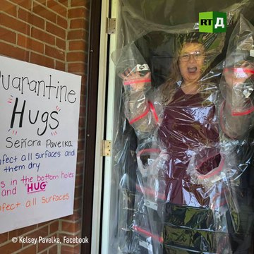 La technique incroyable de cette enseignante pour faire des câlins à ses élèves en sécurité !