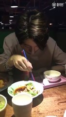 Nhân viên làm tóc điển trai được yêu mến trên mạng