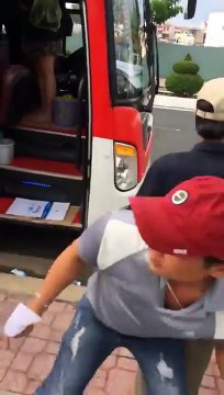Nhân viên nhà xe quát mắng, ném balô và đuổi khách nước ngoài xuống giữa đường tại Nha Trang.